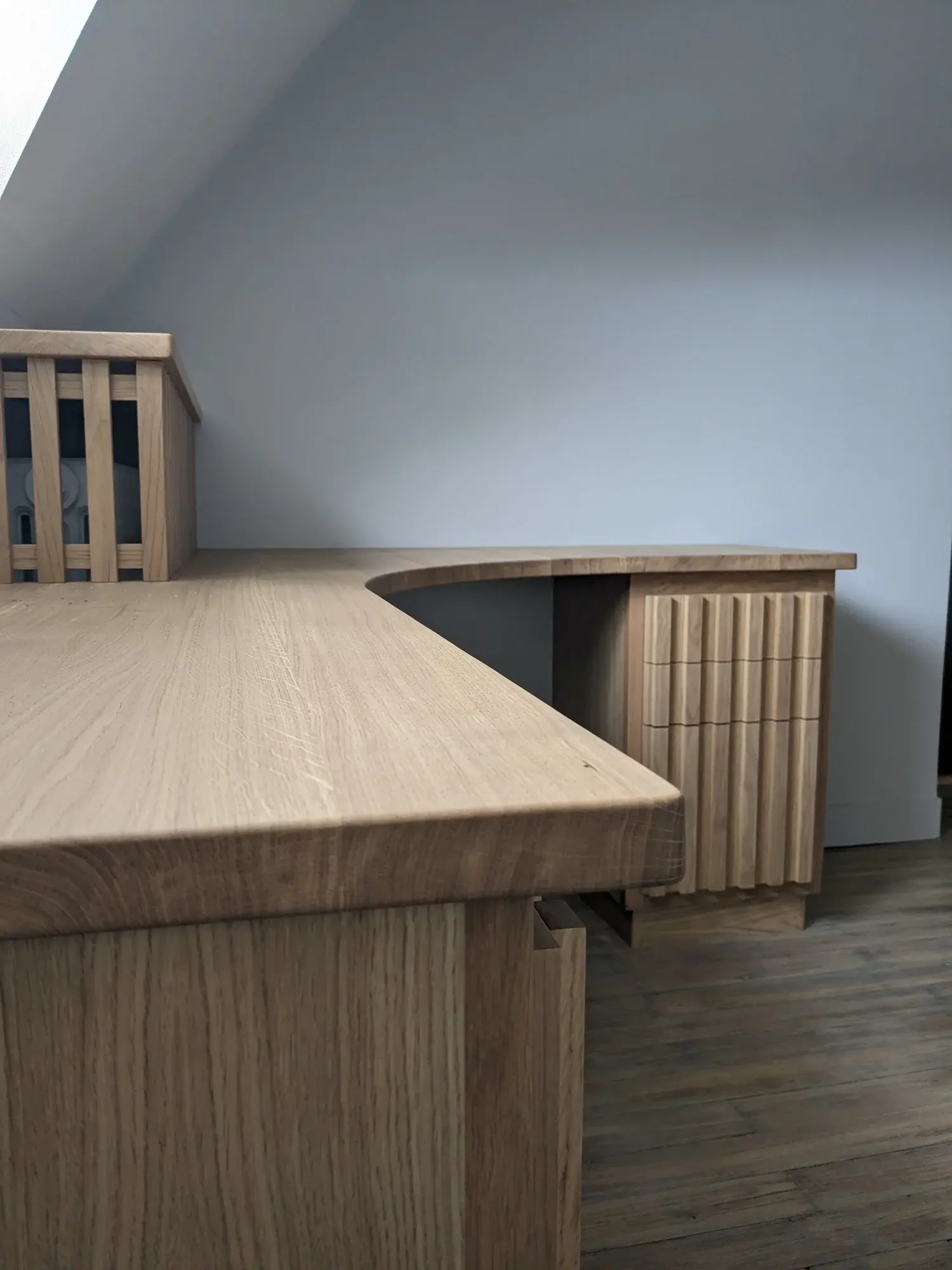 Bureau d’angle en chêne massif dessiné sur mesure