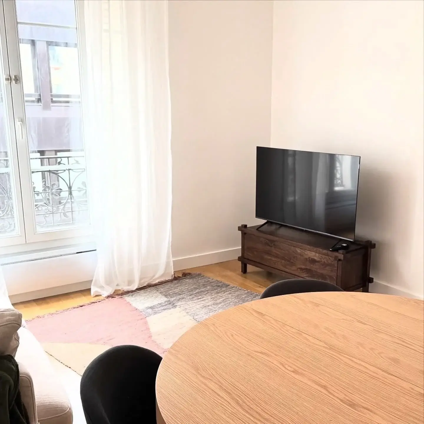 Coin salon devant les fenêtres à balcon parisien