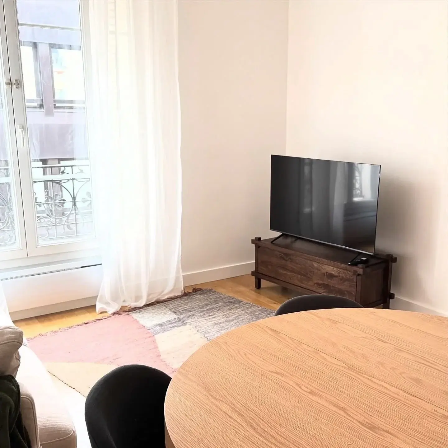 Coin salon devant les fenêtres à balcon parisien