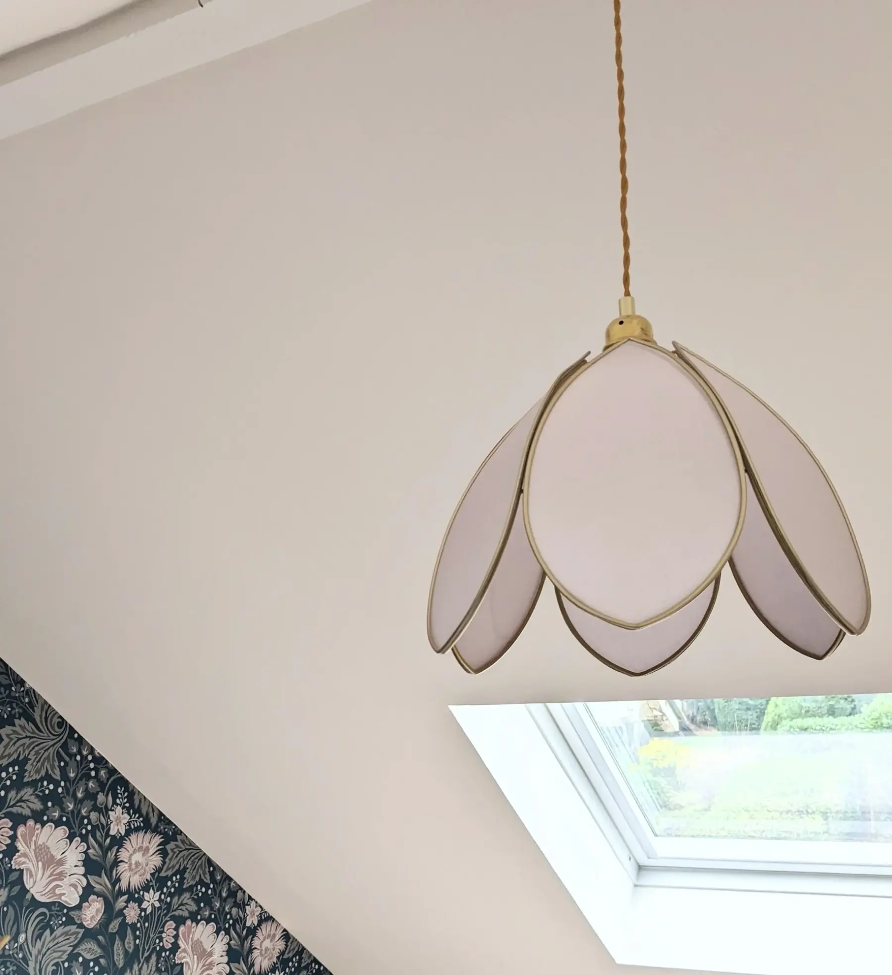 Suspension en forme de fleur rose sous le velux